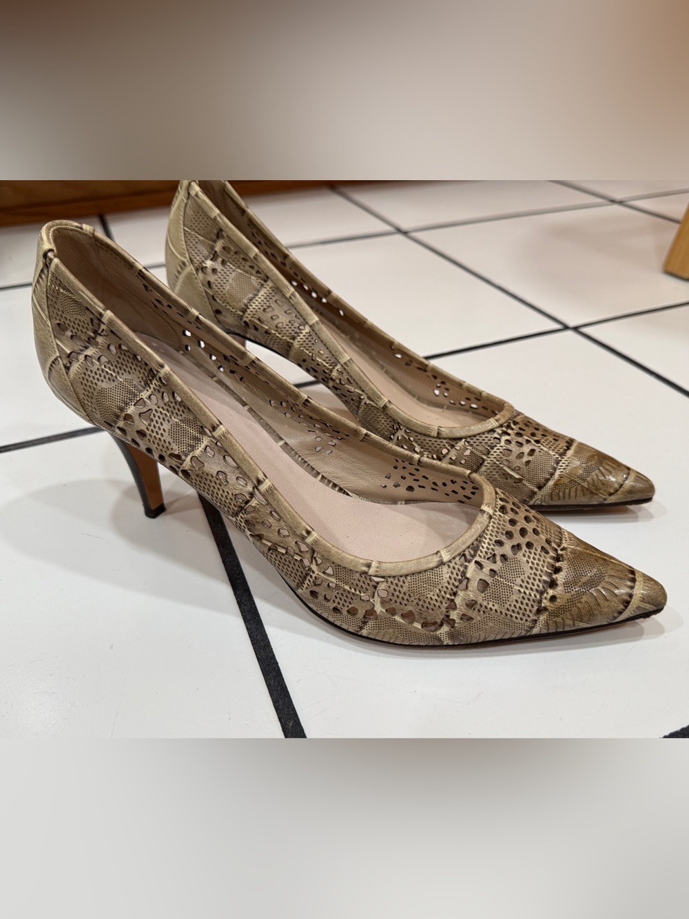 Vintage Escada EU 40 Leather Cutout Pointed Toe Pumps Made Italy